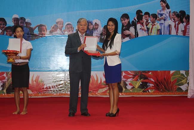 มหกรรมแลกเปลี่ยนเรียนรู้โครงการยกระดับคุณภาพครูทั้งระบบโดยใช้กระบวนการสร้างระบบพี่เลี้ยง ( Coaching and Mentoring ) วันศุกร์ที่ 11 ตุลาคม 2556 ณ มหาวิทยาลัยทักษิณ วิทยาเขตสงขลา ภาพที่ 347