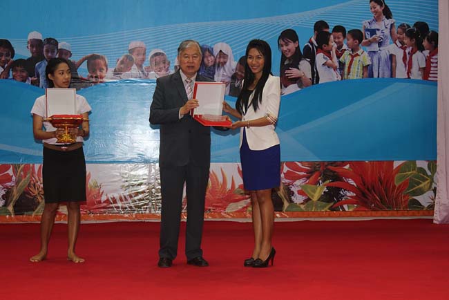 มหกรรมแลกเปลี่ยนเรียนรู้โครงการยกระดับคุณภาพครูทั้งระบบโดยใช้กระบวนการสร้างระบบพี่เลี้ยง ( Coaching and Mentoring ) วันศุกร์ที่ 11 ตุลาคม 2556 ณ มหาวิทยาลัยทักษิณ วิทยาเขตสงขลา ภาพที่ 348