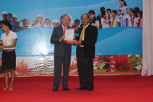 มหกรรมแลกเปลี่ยนเรียนรู้โครงการยกระดับคุณภาพครูทั้งระบบโดยใช้กระบวนการสร้างระบบพี่เลี้ยง ( Coaching and Mentoring ) วันศุกร์ที่ 11 ตุลาคม 2556 ณ มหาวิทยาลัยทักษิณ วิทยาเขตสงขลา ภาพที่ 349