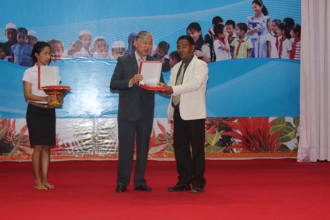 มหกรรมแลกเปลี่ยนเรียนรู้โครงการยกระดับคุณภาพครูทั้งระบบโดยใช้กระบวนการสร้างระบบพี่เลี้ยง ( Coaching and Mentoring ) วันศุกร์ที่ 11 ตุลาคม 2556 ณ มหาวิทยาลัยทักษิณ วิทยาเขตสงขลา ภาพที่ 350