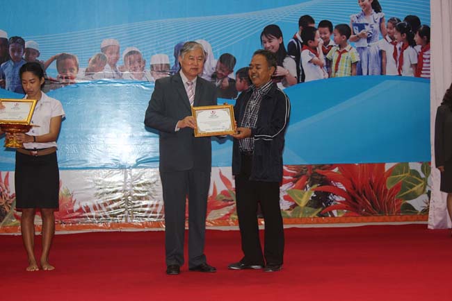 มหกรรมแลกเปลี่ยนเรียนรู้โครงการยกระดับคุณภาพครูทั้งระบบโดยใช้กระบวนการสร้างระบบพี่เลี้ยง ( Coaching and Mentoring ) วันศุกร์ที่ 11 ตุลาคม 2556 ณ มหาวิทยาลัยทักษิณ วิทยาเขตสงขลา ภาพที่ 353