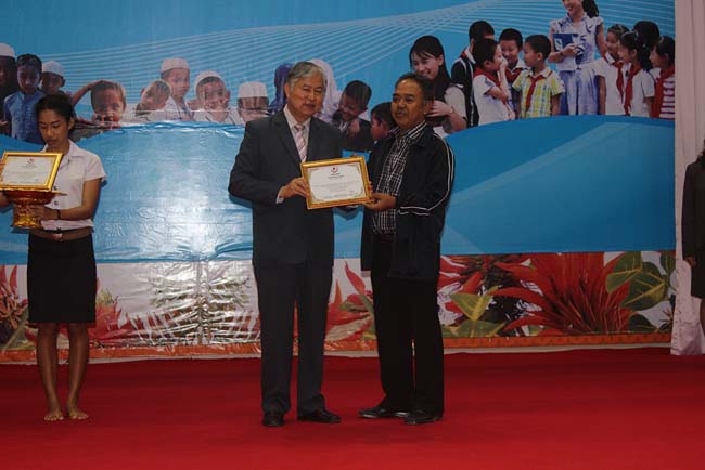 มหกรรมแลกเปลี่ยนเรียนรู้โครงการยกระดับคุณภาพครูทั้งระบบโดยใช้กระบวนการสร้างระบบพี่เลี้ยง ( Coaching and Mentoring ) วันศุกร์ที่ 11 ตุลาคม 2556 ณ มหาวิทยาลัยทักษิณ วิทยาเขตสงขลา ภาพที่ 354