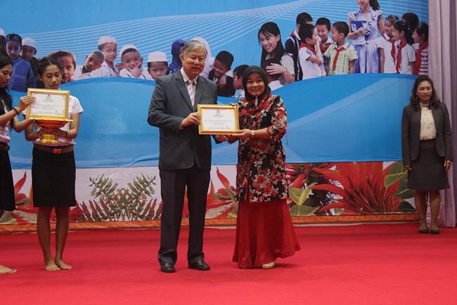มหกรรมแลกเปลี่ยนเรียนรู้โครงการยกระดับคุณภาพครูทั้งระบบโดยใช้กระบวนการสร้างระบบพี่เลี้ยง ( Coaching and Mentoring ) วันศุกร์ที่ 11 ตุลาคม 2556 ณ มหาวิทยาลัยทักษิณ วิทยาเขตสงขลา ภาพที่ 355