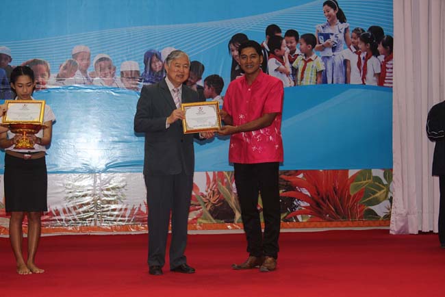 มหกรรมแลกเปลี่ยนเรียนรู้โครงการยกระดับคุณภาพครูทั้งระบบโดยใช้กระบวนการสร้างระบบพี่เลี้ยง ( Coaching and Mentoring ) วันศุกร์ที่ 11 ตุลาคม 2556 ณ มหาวิทยาลัยทักษิณ วิทยาเขตสงขลา ภาพที่ 356