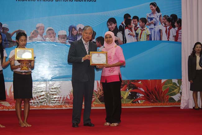 มหกรรมแลกเปลี่ยนเรียนรู้โครงการยกระดับคุณภาพครูทั้งระบบโดยใช้กระบวนการสร้างระบบพี่เลี้ยง ( Coaching and Mentoring ) วันศุกร์ที่ 11 ตุลาคม 2556 ณ มหาวิทยาลัยทักษิณ วิทยาเขตสงขลา ภาพที่ 357