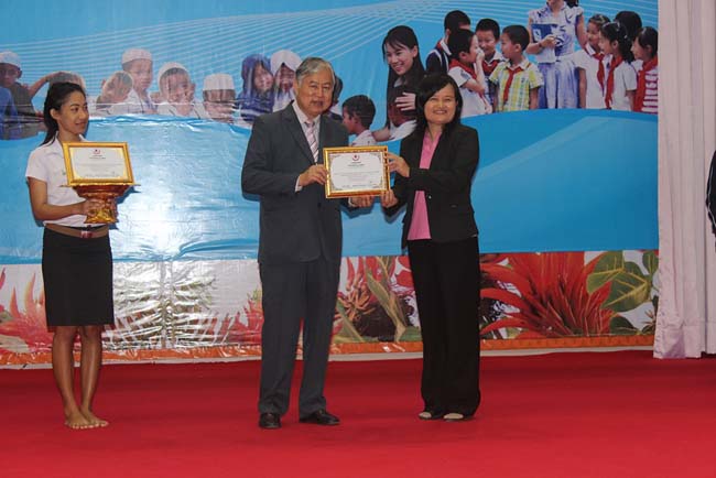 มหกรรมแลกเปลี่ยนเรียนรู้โครงการยกระดับคุณภาพครูทั้งระบบโดยใช้กระบวนการสร้างระบบพี่เลี้ยง ( Coaching and Mentoring ) วันศุกร์ที่ 11 ตุลาคม 2556 ณ มหาวิทยาลัยทักษิณ วิทยาเขตสงขลา ภาพที่ 358