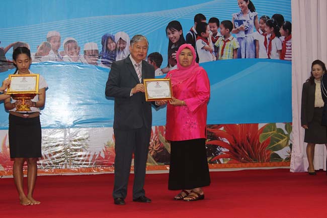 มหกรรมแลกเปลี่ยนเรียนรู้โครงการยกระดับคุณภาพครูทั้งระบบโดยใช้กระบวนการสร้างระบบพี่เลี้ยง ( Coaching and Mentoring ) วันศุกร์ที่ 11 ตุลาคม 2556 ณ มหาวิทยาลัยทักษิณ วิทยาเขตสงขลา ภาพที่ 359