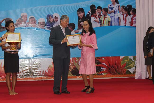 มหกรรมแลกเปลี่ยนเรียนรู้โครงการยกระดับคุณภาพครูทั้งระบบโดยใช้กระบวนการสร้างระบบพี่เลี้ยง ( Coaching and Mentoring ) วันศุกร์ที่ 11 ตุลาคม 2556 ณ มหาวิทยาลัยทักษิณ วิทยาเขตสงขลา ภาพที่ 360