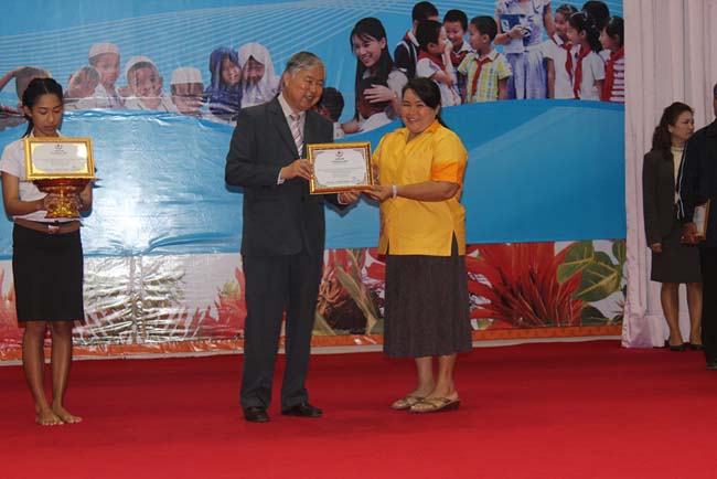 มหกรรมแลกเปลี่ยนเรียนรู้โครงการยกระดับคุณภาพครูทั้งระบบโดยใช้กระบวนการสร้างระบบพี่เลี้ยง ( Coaching and Mentoring ) วันศุกร์ที่ 11 ตุลาคม 2556 ณ มหาวิทยาลัยทักษิณ วิทยาเขตสงขลา ภาพที่ 361