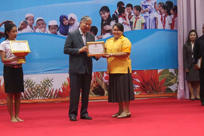 มหกรรมแลกเปลี่ยนเรียนรู้โครงการยกระดับคุณภาพครูทั้งระบบโดยใช้กระบวนการสร้างระบบพี่เลี้ยง ( Coaching and Mentoring ) วันศุกร์ที่ 11 ตุลาคม 2556 ณ มหาวิทยาลัยทักษิณ วิทยาเขตสงขลา ภาพที่ 362