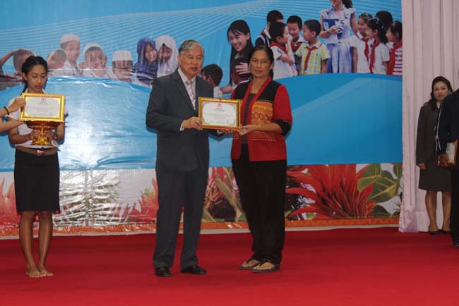 มหกรรมแลกเปลี่ยนเรียนรู้โครงการยกระดับคุณภาพครูทั้งระบบโดยใช้กระบวนการสร้างระบบพี่เลี้ยง ( Coaching and Mentoring ) วันศุกร์ที่ 11 ตุลาคม 2556 ณ มหาวิทยาลัยทักษิณ วิทยาเขตสงขลา ภาพที่ 363