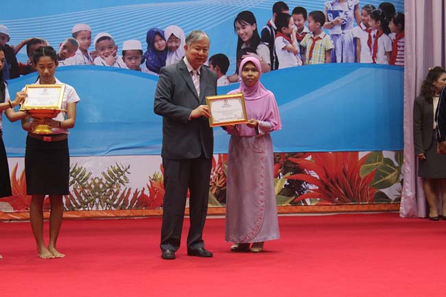 มหกรรมแลกเปลี่ยนเรียนรู้โครงการยกระดับคุณภาพครูทั้งระบบโดยใช้กระบวนการสร้างระบบพี่เลี้ยง ( Coaching and Mentoring ) วันศุกร์ที่ 11 ตุลาคม 2556 ณ มหาวิทยาลัยทักษิณ วิทยาเขตสงขลา ภาพที่ 364