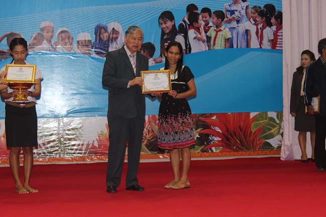 มหกรรมแลกเปลี่ยนเรียนรู้โครงการยกระดับคุณภาพครูทั้งระบบโดยใช้กระบวนการสร้างระบบพี่เลี้ยง ( Coaching and Mentoring ) วันศุกร์ที่ 11 ตุลาคม 2556 ณ มหาวิทยาลัยทักษิณ วิทยาเขตสงขลา ภาพที่ 365