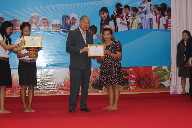 มหกรรมแลกเปลี่ยนเรียนรู้โครงการยกระดับคุณภาพครูทั้งระบบโดยใช้กระบวนการสร้างระบบพี่เลี้ยง ( Coaching and Mentoring ) วันศุกร์ที่ 11 ตุลาคม 2556 ณ มหาวิทยาลัยทักษิณ วิทยาเขตสงขลา ภาพที่ 366