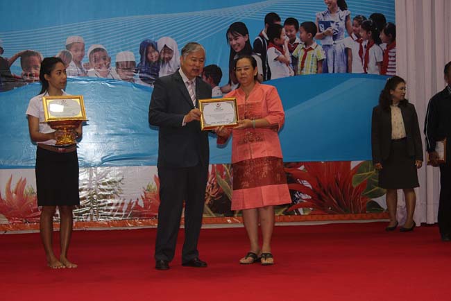 มหกรรมแลกเปลี่ยนเรียนรู้โครงการยกระดับคุณภาพครูทั้งระบบโดยใช้กระบวนการสร้างระบบพี่เลี้ยง ( Coaching and Mentoring ) วันศุกร์ที่ 11 ตุลาคม 2556 ณ มหาวิทยาลัยทักษิณ วิทยาเขตสงขลา ภาพที่ 367