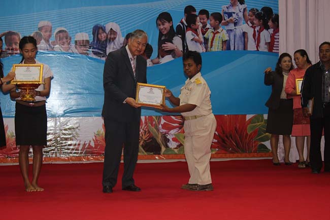 มหกรรมแลกเปลี่ยนเรียนรู้โครงการยกระดับคุณภาพครูทั้งระบบโดยใช้กระบวนการสร้างระบบพี่เลี้ยง ( Coaching and Mentoring ) วันศุกร์ที่ 11 ตุลาคม 2556 ณ มหาวิทยาลัยทักษิณ วิทยาเขตสงขลา ภาพที่ 368