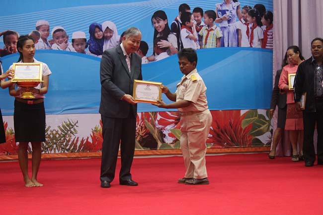 มหกรรมแลกเปลี่ยนเรียนรู้โครงการยกระดับคุณภาพครูทั้งระบบโดยใช้กระบวนการสร้างระบบพี่เลี้ยง ( Coaching and Mentoring ) วันศุกร์ที่ 11 ตุลาคม 2556 ณ มหาวิทยาลัยทักษิณ วิทยาเขตสงขลา ภาพที่ 369