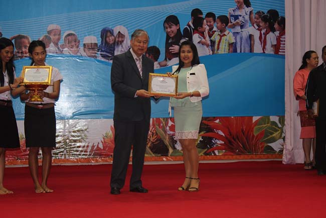 มหกรรมแลกเปลี่ยนเรียนรู้โครงการยกระดับคุณภาพครูทั้งระบบโดยใช้กระบวนการสร้างระบบพี่เลี้ยง ( Coaching and Mentoring ) วันศุกร์ที่ 11 ตุลาคม 2556 ณ มหาวิทยาลัยทักษิณ วิทยาเขตสงขลา ภาพที่ 370