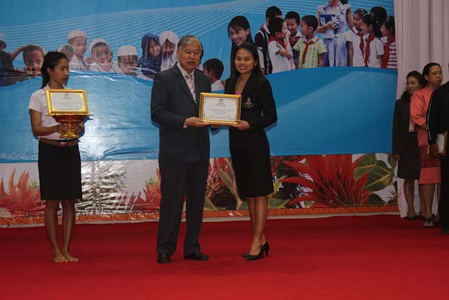 มหกรรมแลกเปลี่ยนเรียนรู้โครงการยกระดับคุณภาพครูทั้งระบบโดยใช้กระบวนการสร้างระบบพี่เลี้ยง ( Coaching and Mentoring ) วันศุกร์ที่ 11 ตุลาคม 2556 ณ มหาวิทยาลัยทักษิณ วิทยาเขตสงขลา ภาพที่ 371