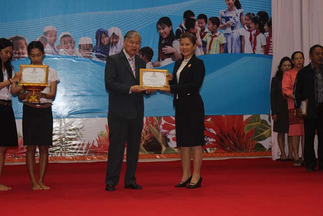 มหกรรมแลกเปลี่ยนเรียนรู้โครงการยกระดับคุณภาพครูทั้งระบบโดยใช้กระบวนการสร้างระบบพี่เลี้ยง ( Coaching and Mentoring ) วันศุกร์ที่ 11 ตุลาคม 2556 ณ มหาวิทยาลัยทักษิณ วิทยาเขตสงขลา ภาพที่ 372