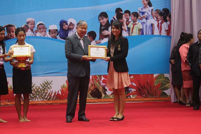 มหกรรมแลกเปลี่ยนเรียนรู้โครงการยกระดับคุณภาพครูทั้งระบบโดยใช้กระบวนการสร้างระบบพี่เลี้ยง ( Coaching and Mentoring ) วันศุกร์ที่ 11 ตุลาคม 2556 ณ มหาวิทยาลัยทักษิณ วิทยาเขตสงขลา ภาพที่ 373