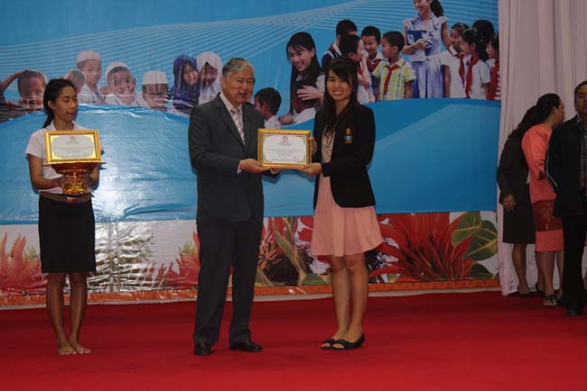 มหกรรมแลกเปลี่ยนเรียนรู้โครงการยกระดับคุณภาพครูทั้งระบบโดยใช้กระบวนการสร้างระบบพี่เลี้ยง ( Coaching and Mentoring ) วันศุกร์ที่ 11 ตุลาคม 2556 ณ มหาวิทยาลัยทักษิณ วิทยาเขตสงขลา ภาพที่ 374