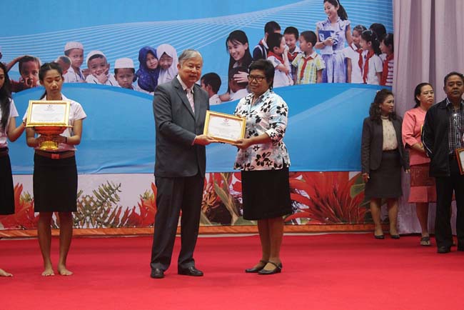 มหกรรมแลกเปลี่ยนเรียนรู้โครงการยกระดับคุณภาพครูทั้งระบบโดยใช้กระบวนการสร้างระบบพี่เลี้ยง ( Coaching and Mentoring ) วันศุกร์ที่ 11 ตุลาคม 2556 ณ มหาวิทยาลัยทักษิณ วิทยาเขตสงขลา ภาพที่ 375