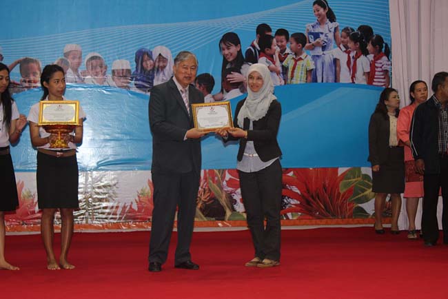มหกรรมแลกเปลี่ยนเรียนรู้โครงการยกระดับคุณภาพครูทั้งระบบโดยใช้กระบวนการสร้างระบบพี่เลี้ยง ( Coaching and Mentoring ) วันศุกร์ที่ 11 ตุลาคม 2556 ณ มหาวิทยาลัยทักษิณ วิทยาเขตสงขลา ภาพที่ 376