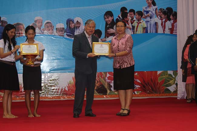 มหกรรมแลกเปลี่ยนเรียนรู้โครงการยกระดับคุณภาพครูทั้งระบบโดยใช้กระบวนการสร้างระบบพี่เลี้ยง ( Coaching and Mentoring ) วันศุกร์ที่ 11 ตุลาคม 2556 ณ มหาวิทยาลัยทักษิณ วิทยาเขตสงขลา ภาพที่ 377