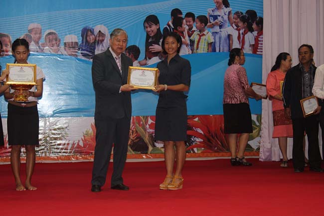 มหกรรมแลกเปลี่ยนเรียนรู้โครงการยกระดับคุณภาพครูทั้งระบบโดยใช้กระบวนการสร้างระบบพี่เลี้ยง ( Coaching and Mentoring ) วันศุกร์ที่ 11 ตุลาคม 2556 ณ มหาวิทยาลัยทักษิณ วิทยาเขตสงขลา ภาพที่ 378