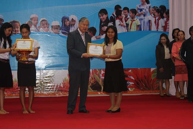 มหกรรมแลกเปลี่ยนเรียนรู้โครงการยกระดับคุณภาพครูทั้งระบบโดยใช้กระบวนการสร้างระบบพี่เลี้ยง ( Coaching and Mentoring ) วันศุกร์ที่ 11 ตุลาคม 2556 ณ มหาวิทยาลัยทักษิณ วิทยาเขตสงขลา ภาพที่ 379