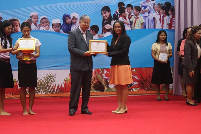 มหกรรมแลกเปลี่ยนเรียนรู้โครงการยกระดับคุณภาพครูทั้งระบบโดยใช้กระบวนการสร้างระบบพี่เลี้ยง ( Coaching and Mentoring ) วันศุกร์ที่ 11 ตุลาคม 2556 ณ มหาวิทยาลัยทักษิณ วิทยาเขตสงขลา ภาพที่ 380