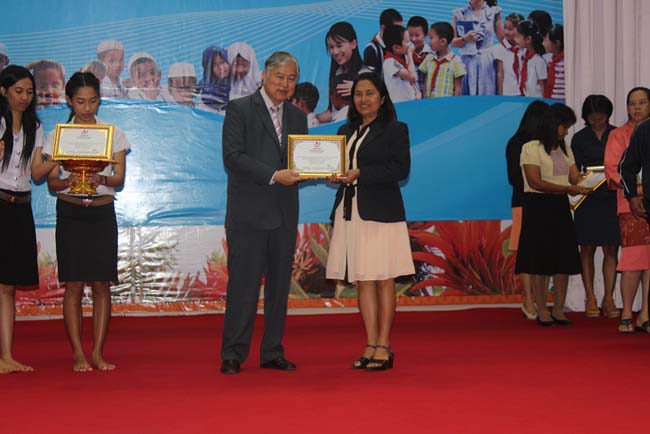 มหกรรมแลกเปลี่ยนเรียนรู้โครงการยกระดับคุณภาพครูทั้งระบบโดยใช้กระบวนการสร้างระบบพี่เลี้ยง ( Coaching and Mentoring ) วันศุกร์ที่ 11 ตุลาคม 2556 ณ มหาวิทยาลัยทักษิณ วิทยาเขตสงขลา ภาพที่ 381