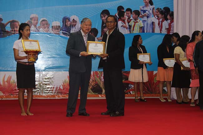 มหกรรมแลกเปลี่ยนเรียนรู้โครงการยกระดับคุณภาพครูทั้งระบบโดยใช้กระบวนการสร้างระบบพี่เลี้ยง ( Coaching and Mentoring ) วันศุกร์ที่ 11 ตุลาคม 2556 ณ มหาวิทยาลัยทักษิณ วิทยาเขตสงขลา ภาพที่ 382