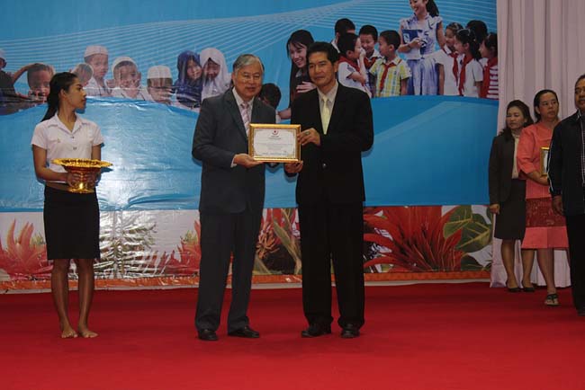 มหกรรมแลกเปลี่ยนเรียนรู้โครงการยกระดับคุณภาพครูทั้งระบบโดยใช้กระบวนการสร้างระบบพี่เลี้ยง ( Coaching and Mentoring ) วันศุกร์ที่ 11 ตุลาคม 2556 ณ มหาวิทยาลัยทักษิณ วิทยาเขตสงขลา ภาพที่ 383