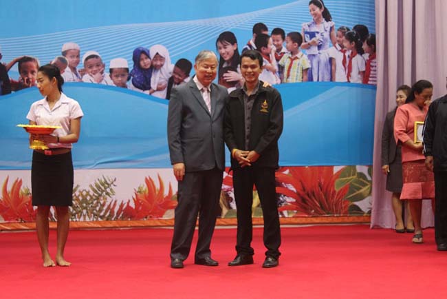 มหกรรมแลกเปลี่ยนเรียนรู้โครงการยกระดับคุณภาพครูทั้งระบบโดยใช้กระบวนการสร้างระบบพี่เลี้ยง ( Coaching and Mentoring ) วันศุกร์ที่ 11 ตุลาคม 2556 ณ มหาวิทยาลัยทักษิณ วิทยาเขตสงขลา ภาพที่ 384