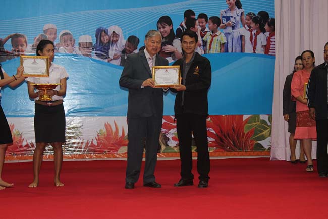 มหกรรมแลกเปลี่ยนเรียนรู้โครงการยกระดับคุณภาพครูทั้งระบบโดยใช้กระบวนการสร้างระบบพี่เลี้ยง ( Coaching and Mentoring ) วันศุกร์ที่ 11 ตุลาคม 2556 ณ มหาวิทยาลัยทักษิณ วิทยาเขตสงขลา ภาพที่ 385