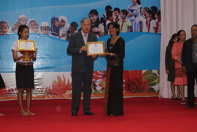 มหกรรมแลกเปลี่ยนเรียนรู้โครงการยกระดับคุณภาพครูทั้งระบบโดยใช้กระบวนการสร้างระบบพี่เลี้ยง ( Coaching and Mentoring ) วันศุกร์ที่ 11 ตุลาคม 2556 ณ มหาวิทยาลัยทักษิณ วิทยาเขตสงขลา ภาพที่ 386
