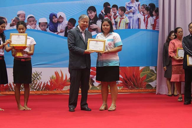 มหกรรมแลกเปลี่ยนเรียนรู้โครงการยกระดับคุณภาพครูทั้งระบบโดยใช้กระบวนการสร้างระบบพี่เลี้ยง ( Coaching and Mentoring ) วันศุกร์ที่ 11 ตุลาคม 2556 ณ มหาวิทยาลัยทักษิณ วิทยาเขตสงขลา ภาพที่ 387