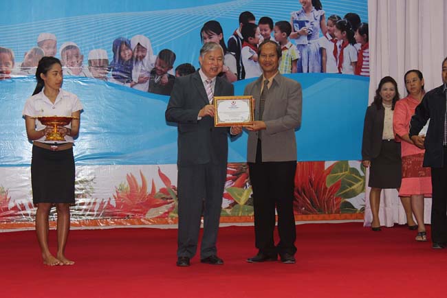 มหกรรมแลกเปลี่ยนเรียนรู้โครงการยกระดับคุณภาพครูทั้งระบบโดยใช้กระบวนการสร้างระบบพี่เลี้ยง ( Coaching and Mentoring ) วันศุกร์ที่ 11 ตุลาคม 2556 ณ มหาวิทยาลัยทักษิณ วิทยาเขตสงขลา ภาพที่ 388