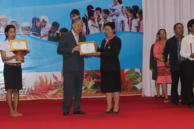 มหกรรมแลกเปลี่ยนเรียนรู้โครงการยกระดับคุณภาพครูทั้งระบบโดยใช้กระบวนการสร้างระบบพี่เลี้ยง ( Coaching and Mentoring ) วันศุกร์ที่ 11 ตุลาคม 2556 ณ มหาวิทยาลัยทักษิณ วิทยาเขตสงขลา ภาพที่ 389