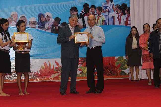 มหกรรมแลกเปลี่ยนเรียนรู้โครงการยกระดับคุณภาพครูทั้งระบบโดยใช้กระบวนการสร้างระบบพี่เลี้ยง ( Coaching and Mentoring ) วันศุกร์ที่ 11 ตุลาคม 2556 ณ มหาวิทยาลัยทักษิณ วิทยาเขตสงขลา ภาพที่ 390