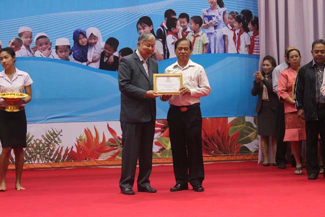 มหกรรมแลกเปลี่ยนเรียนรู้โครงการยกระดับคุณภาพครูทั้งระบบโดยใช้กระบวนการสร้างระบบพี่เลี้ยง ( Coaching and Mentoring ) วันศุกร์ที่ 11 ตุลาคม 2556 ณ มหาวิทยาลัยทักษิณ วิทยาเขตสงขลา ภาพที่ 391