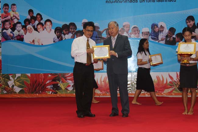 มหกรรมแลกเปลี่ยนเรียนรู้โครงการยกระดับคุณภาพครูทั้งระบบโดยใช้กระบวนการสร้างระบบพี่เลี้ยง ( Coaching and Mentoring ) วันศุกร์ที่ 11 ตุลาคม 2556 ณ มหาวิทยาลัยทักษิณ วิทยาเขตสงขลา ภาพที่ 398