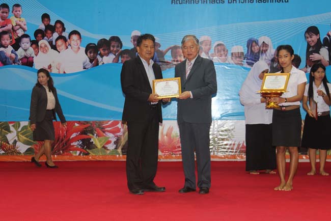 มหกรรมแลกเปลี่ยนเรียนรู้โครงการยกระดับคุณภาพครูทั้งระบบโดยใช้กระบวนการสร้างระบบพี่เลี้ยง ( Coaching and Mentoring ) วันศุกร์ที่ 11 ตุลาคม 2556 ณ มหาวิทยาลัยทักษิณ วิทยาเขตสงขลา ภาพที่ 399