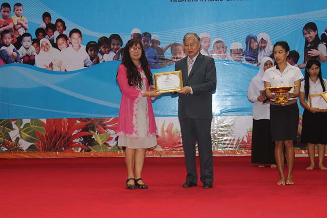 มหกรรมแลกเปลี่ยนเรียนรู้โครงการยกระดับคุณภาพครูทั้งระบบโดยใช้กระบวนการสร้างระบบพี่เลี้ยง ( Coaching and Mentoring ) วันศุกร์ที่ 11 ตุลาคม 2556 ณ มหาวิทยาลัยทักษิณ วิทยาเขตสงขลา ภาพที่ 400