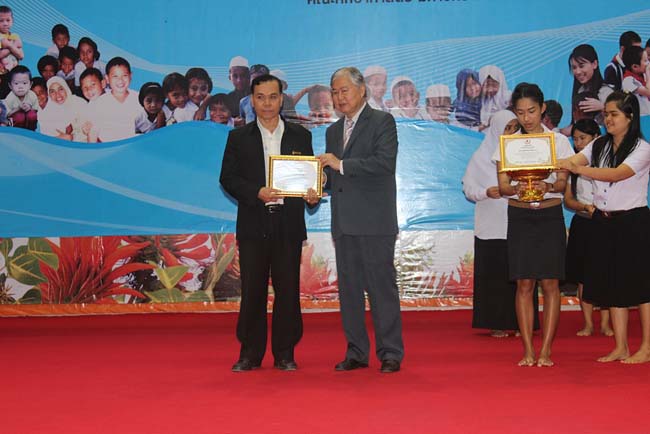 มหกรรมแลกเปลี่ยนเรียนรู้โครงการยกระดับคุณภาพครูทั้งระบบโดยใช้กระบวนการสร้างระบบพี่เลี้ยง ( Coaching and Mentoring ) วันศุกร์ที่ 11 ตุลาคม 2556 ณ มหาวิทยาลัยทักษิณ วิทยาเขตสงขลา ภาพที่ 401