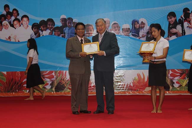 มหกรรมแลกเปลี่ยนเรียนรู้โครงการยกระดับคุณภาพครูทั้งระบบโดยใช้กระบวนการสร้างระบบพี่เลี้ยง ( Coaching and Mentoring ) วันศุกร์ที่ 11 ตุลาคม 2556 ณ มหาวิทยาลัยทักษิณ วิทยาเขตสงขลา ภาพที่ 402