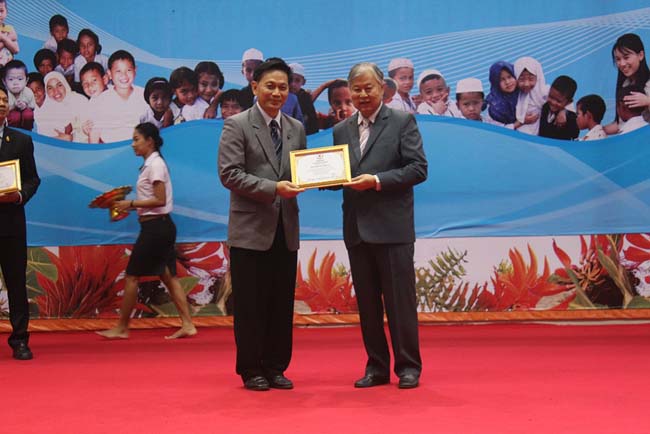 มหกรรมแลกเปลี่ยนเรียนรู้โครงการยกระดับคุณภาพครูทั้งระบบโดยใช้กระบวนการสร้างระบบพี่เลี้ยง ( Coaching and Mentoring ) วันศุกร์ที่ 11 ตุลาคม 2556 ณ มหาวิทยาลัยทักษิณ วิทยาเขตสงขลา ภาพที่ 404