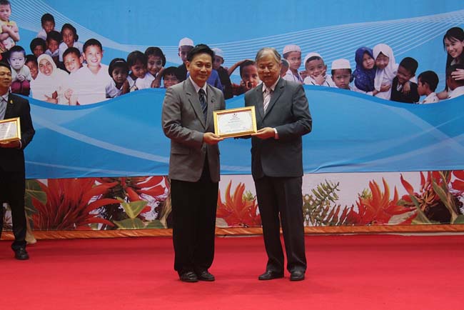 มหกรรมแลกเปลี่ยนเรียนรู้โครงการยกระดับคุณภาพครูทั้งระบบโดยใช้กระบวนการสร้างระบบพี่เลี้ยง ( Coaching and Mentoring ) วันศุกร์ที่ 11 ตุลาคม 2556 ณ มหาวิทยาลัยทักษิณ วิทยาเขตสงขลา ภาพที่ 405